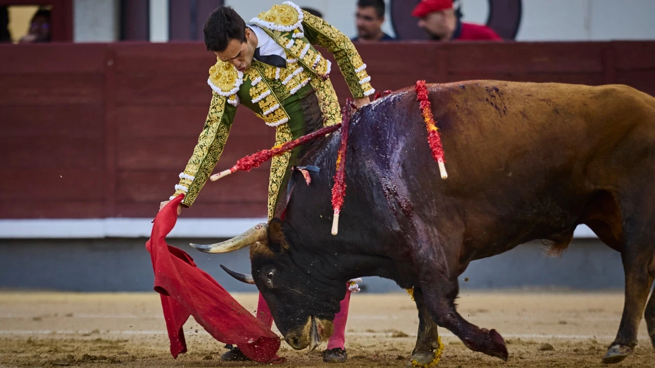 Tomás Rufo se asoma (y pincha) la Puerta Grande con un gran 