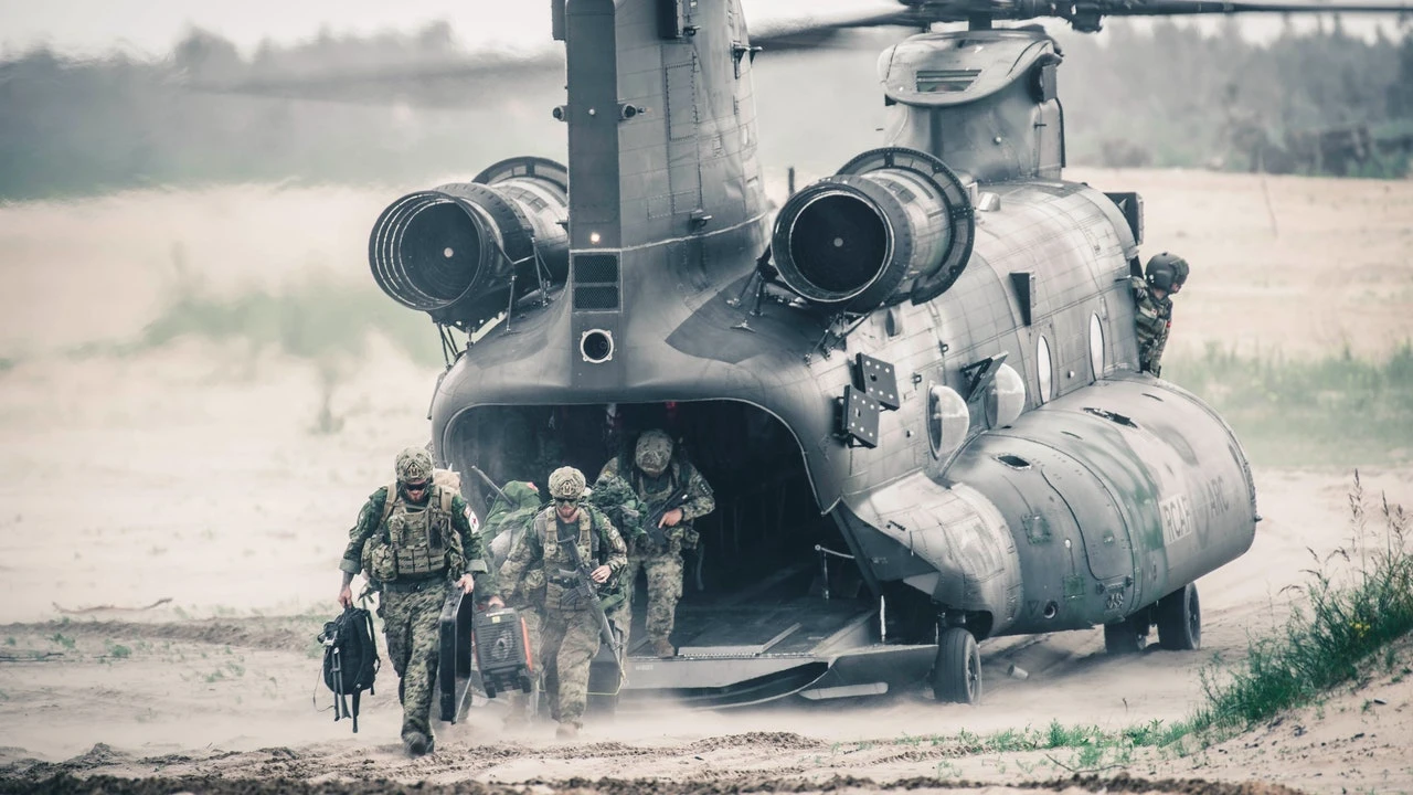 España y Canadá despliegan poder militar en Letonia