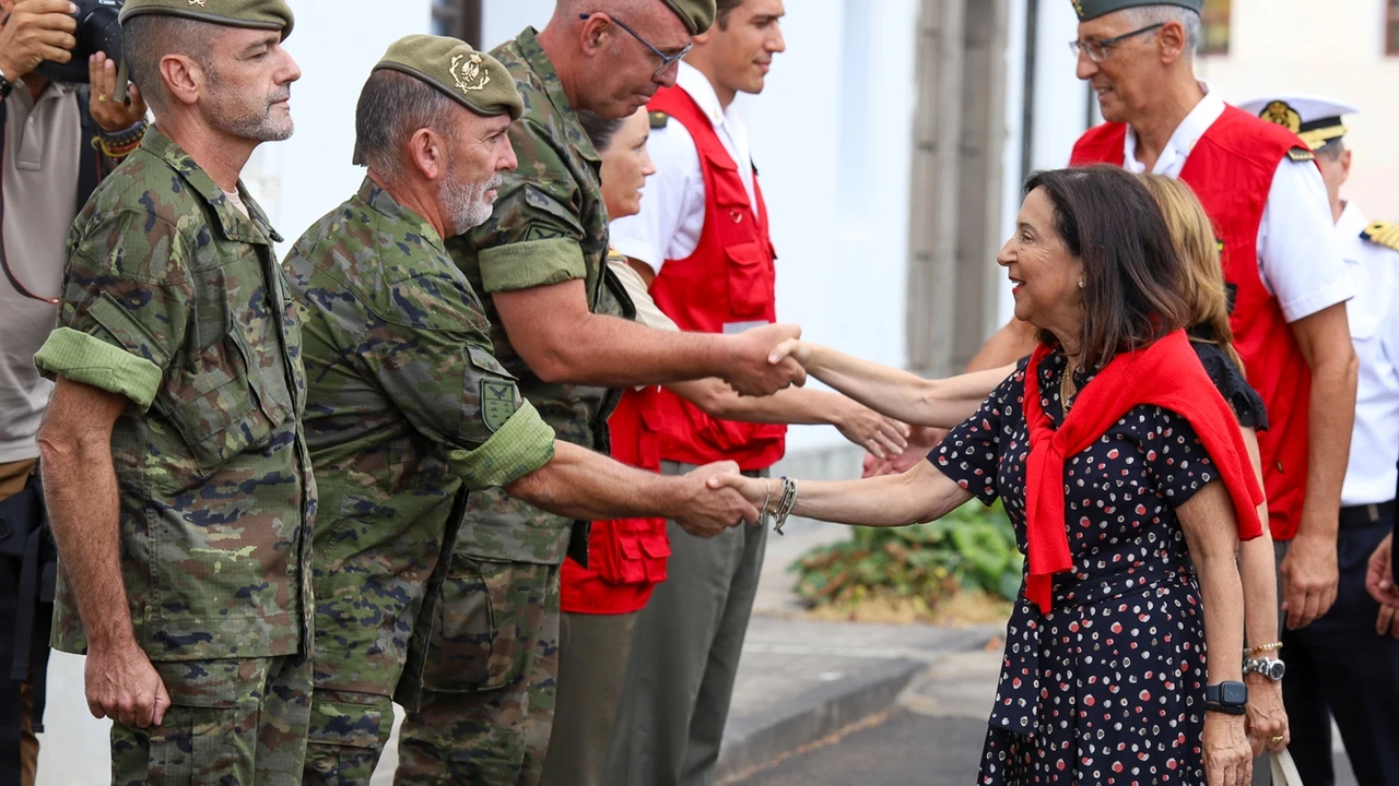 La ministra Robles condecora en Madrid a militares por su labor llevada a cabo en la DANA de Valencia