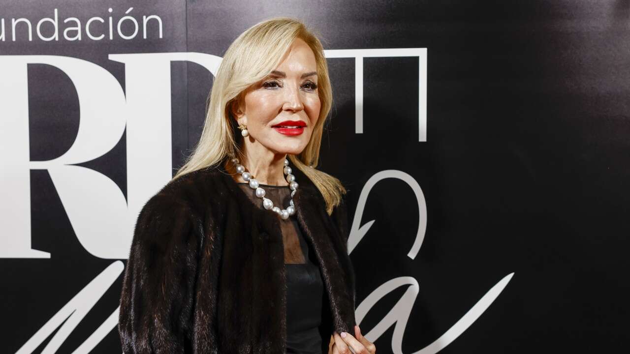 Carmen Lomana se adelanta a la Navidad con un vestido negro con transparencias (y el toque rojo) en un evento de moda en Madrid