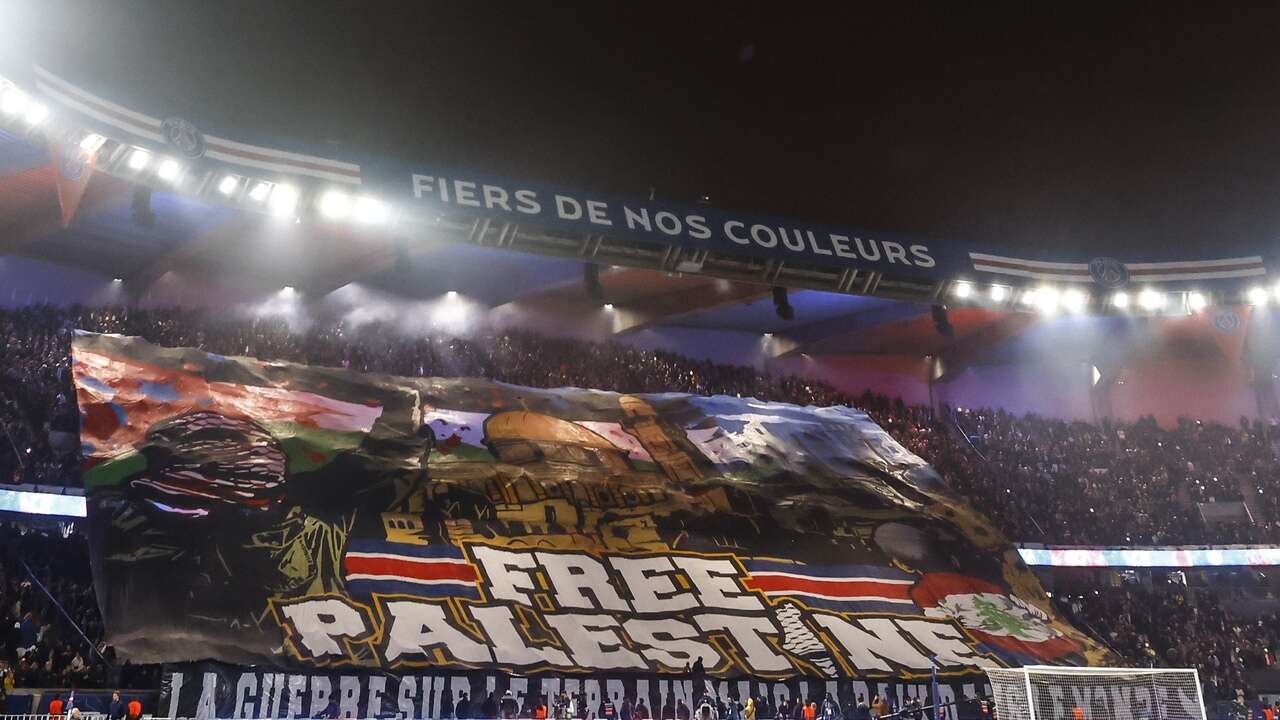 Lío monumental en Francia por el polémico tifo pro-palestino del PSG en el encuentro ante Atlético