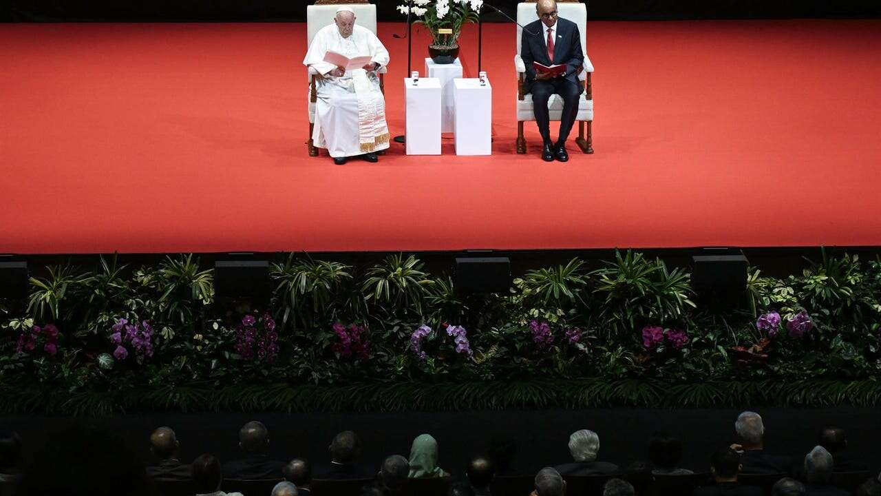 El Papa elogia los rascacielos de Singapur, 