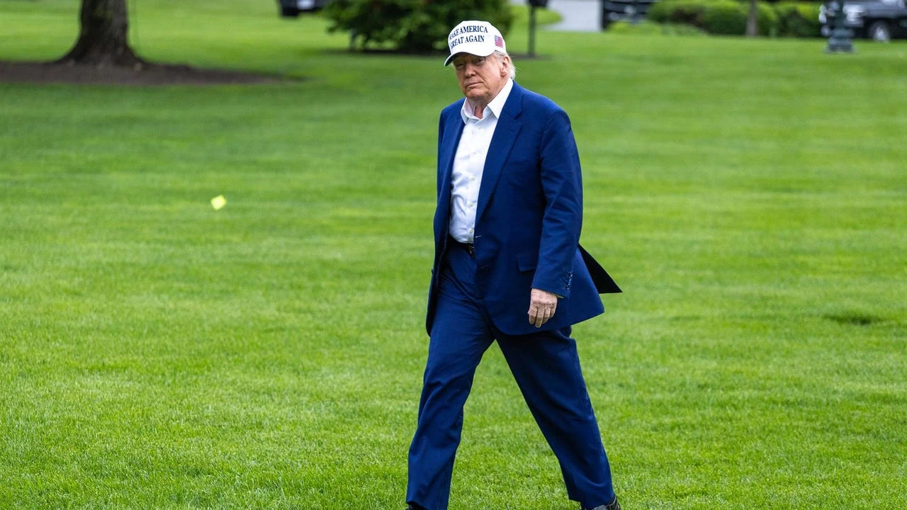 Trump vuelve a cargan contra Harvard y amenaza con retirarles 3.000 millones de dólares de financiación