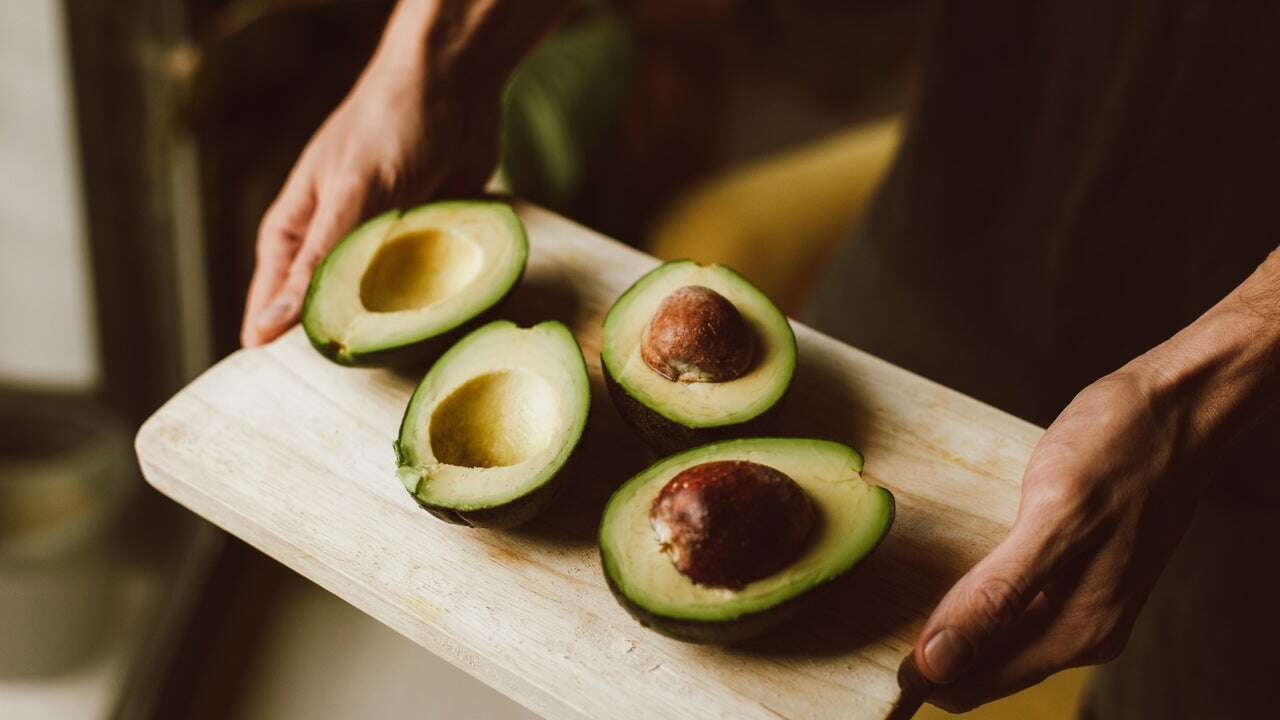 Ni en una bolsa de plátano ni en papel de periódico: el envoltorio que hará madurar tu aguacate en menos de un día