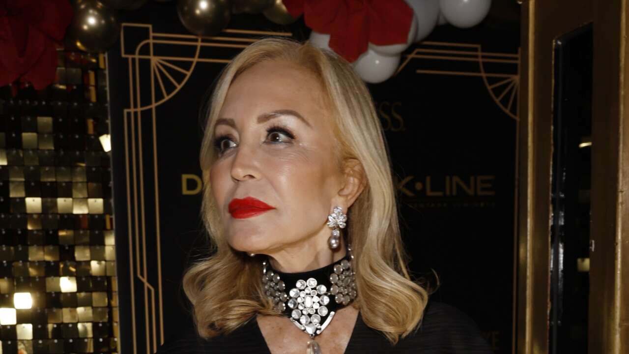 Carmen Lomana es la invitada ideal (y musa) con este vestido negro de la firma española que aman las celebrities