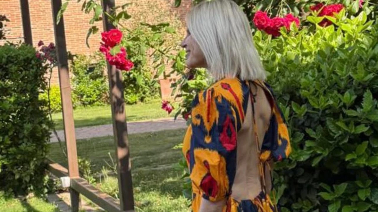 Eugenia Martínez de Irujo deslumbra con un vestido de estampado ikat de Philippa 1970