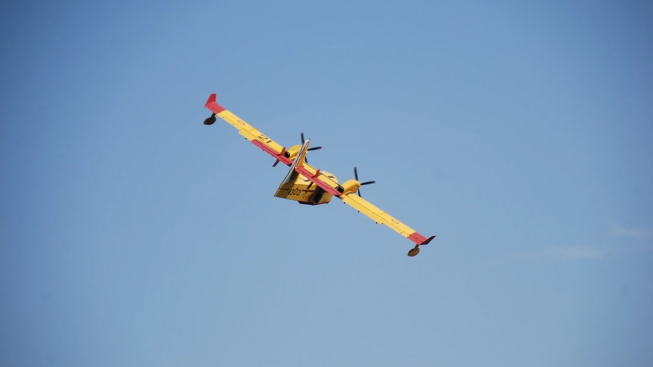 Se llama FOCA, es grande y presta un servicio imprescindible a España: este avión anfibio es un ángel contra los incedios