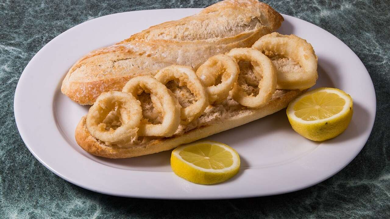 ¿Por qué es famoso el bocadillo de calamares en Madrid si no tiene puerto de mar?