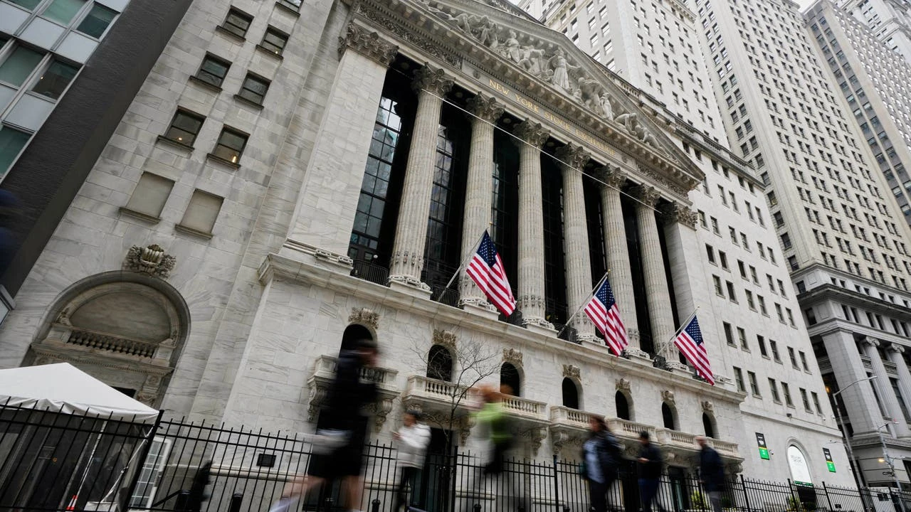 Wall Street modera la euforia tras la tregua arancelaria y abre con caídas del 2%