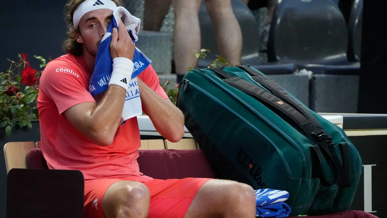 Tsitsipas enloquece en Roma ante Struff y se juega la expulsión: pierde el primer juego y rompe la raqueta y el soporte en el que colocan las toallas