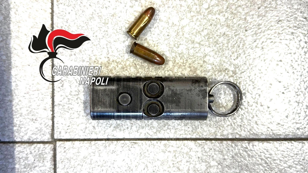 Confiscan en Nápoles una inédita pistola-llavero capaz de disparar hasta dos balas
