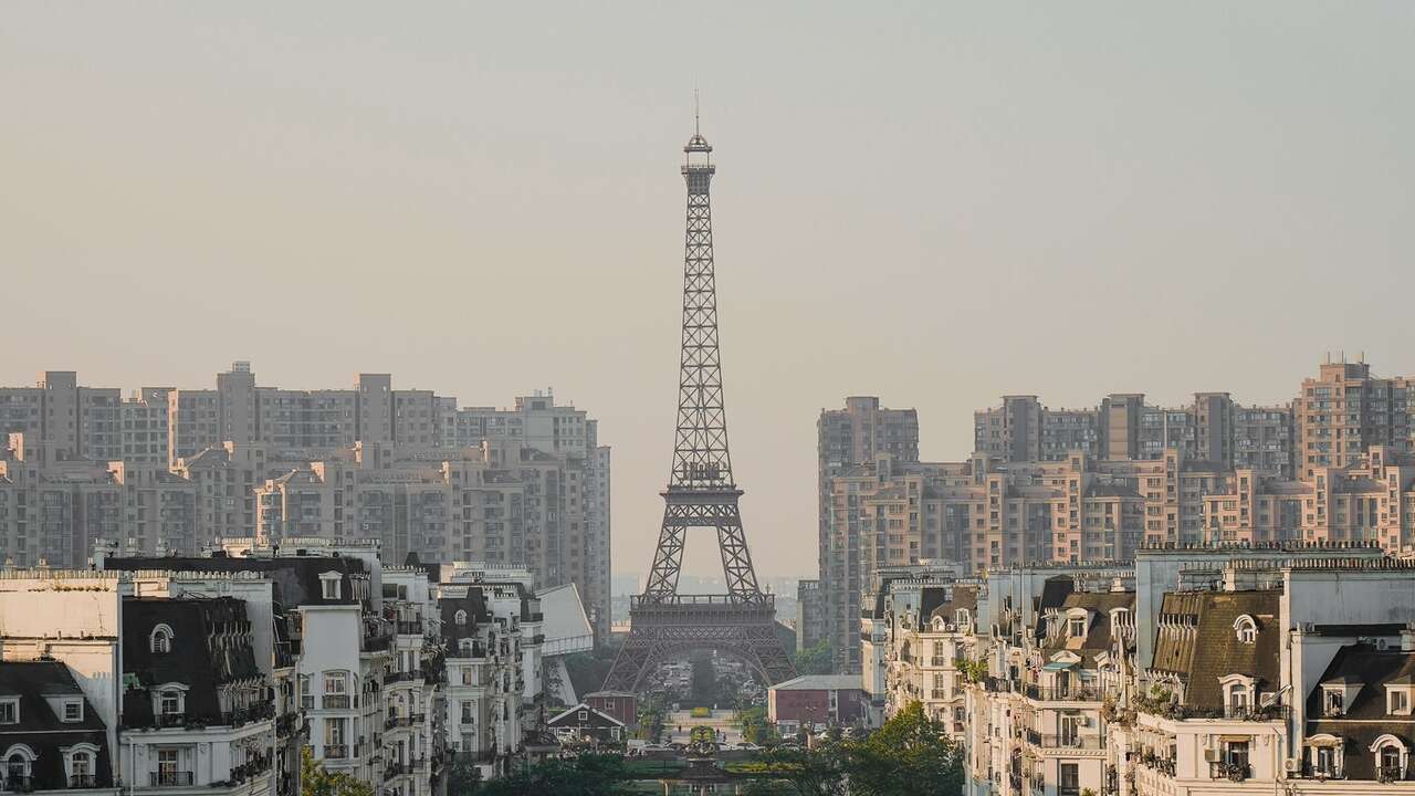 Por qué China copia ciudades europeas: así es su proyecto para tener réplicas de París, Venecia y hasta Cadaqués