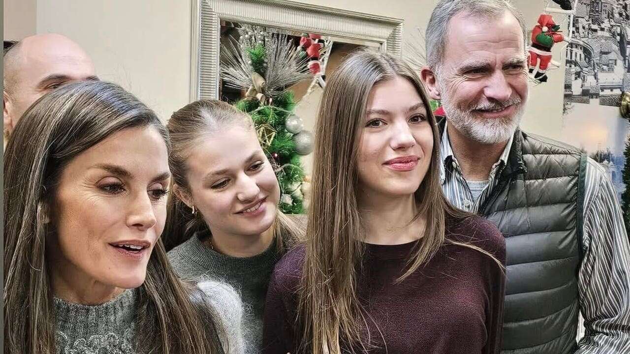 Los jerséis más navideños de la Reina Letizia, la Princesa Leonor y la Infanta Sofía para ir a comer a la Albufera