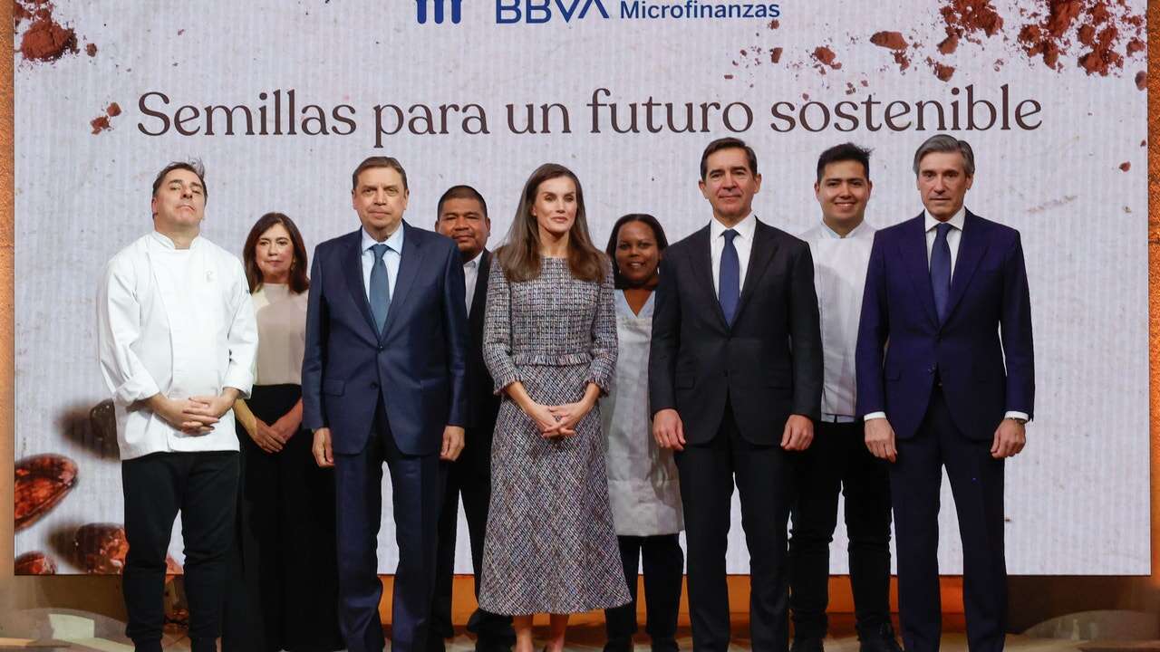 La Reina Letizia sigue derrochando con vestido de tweed y zapatos de tacón sensato