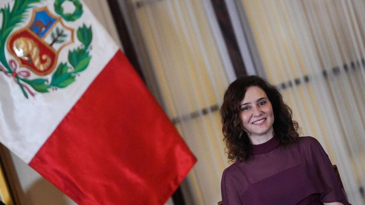 Ayuso se vuelve a coronar como la invitada perfecta en Perú con el vestido con capa de la firma de la influencer Rocío Osorno