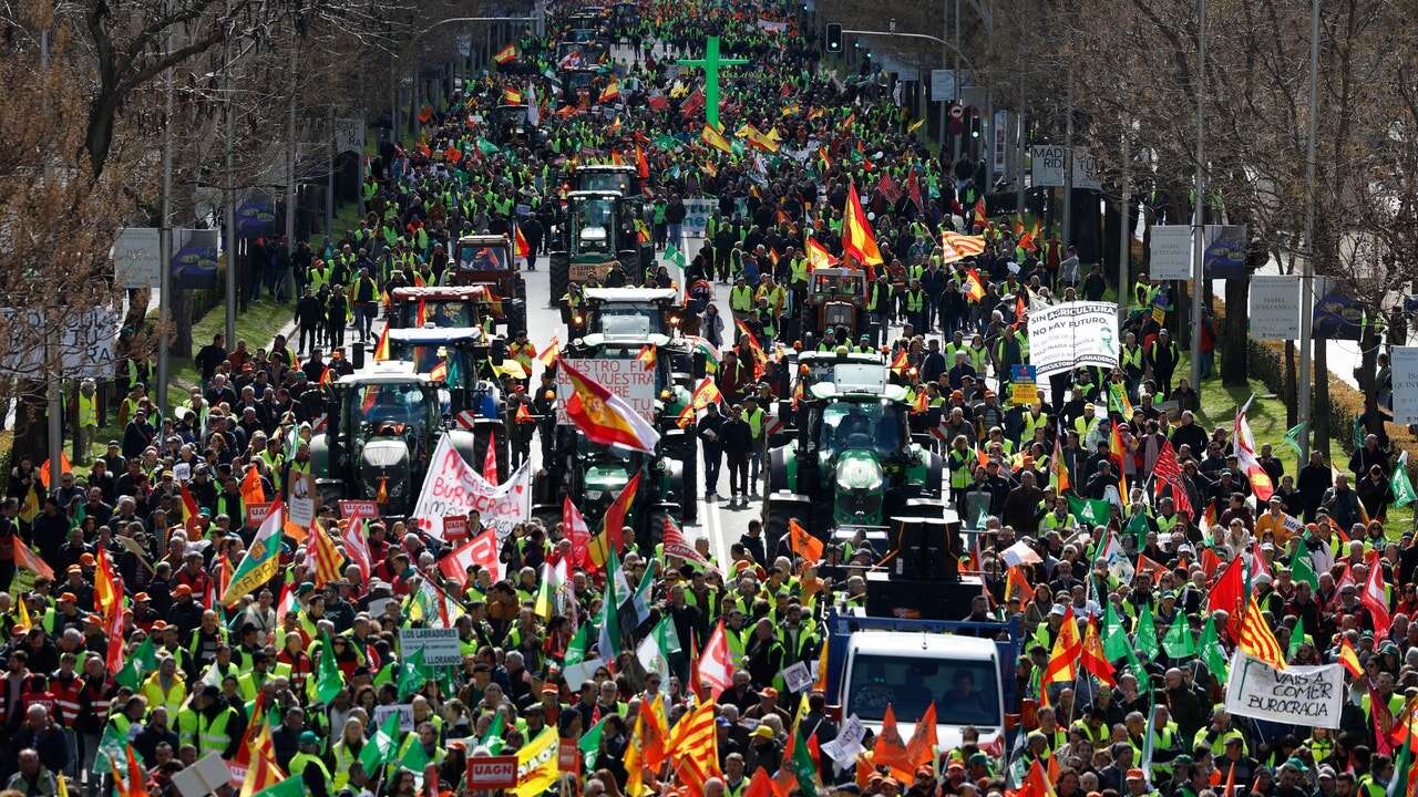 Los tractores vuelven a las calles de Madrid, apoyados por miles de ganaderos, pescadores, apicultores y acuicultores