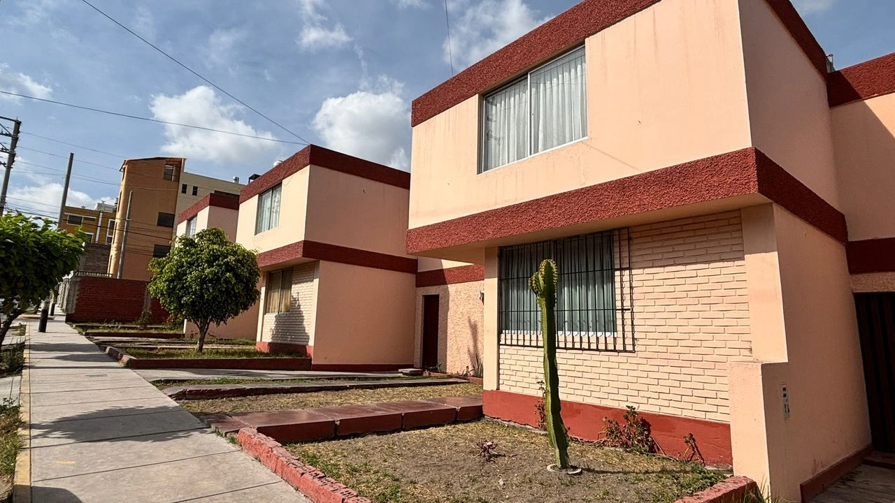 Niño Becerra, economista, enciende los ánimos de los jóvenes sobre el tema de la vivienda: 