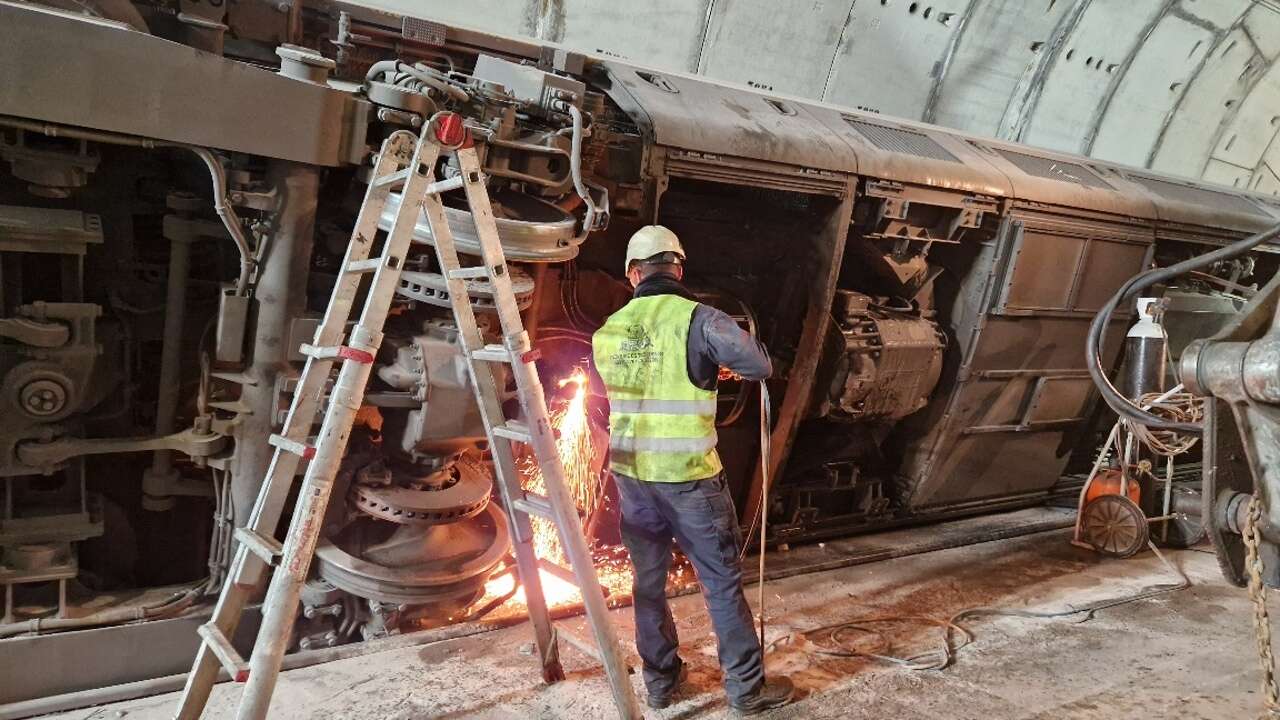 Renfe y Adif despejan el túnel de alta velocidad de Atocha tras rescatar el tren descarrilado y enviarlo al desguace