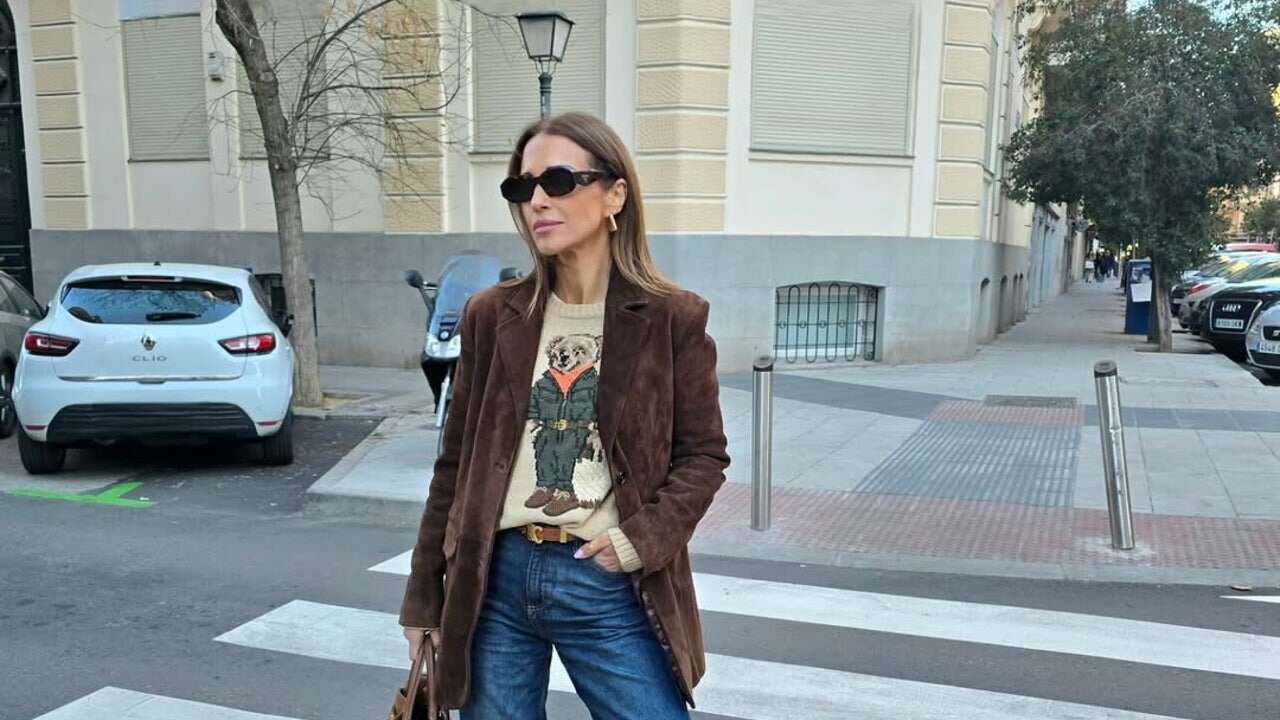 Los vaqueros de Primark de menos de 20 euros de Paula Echevarría se llevan con zapatillas y con jersey calentito para este lunes tan frío en Madrid