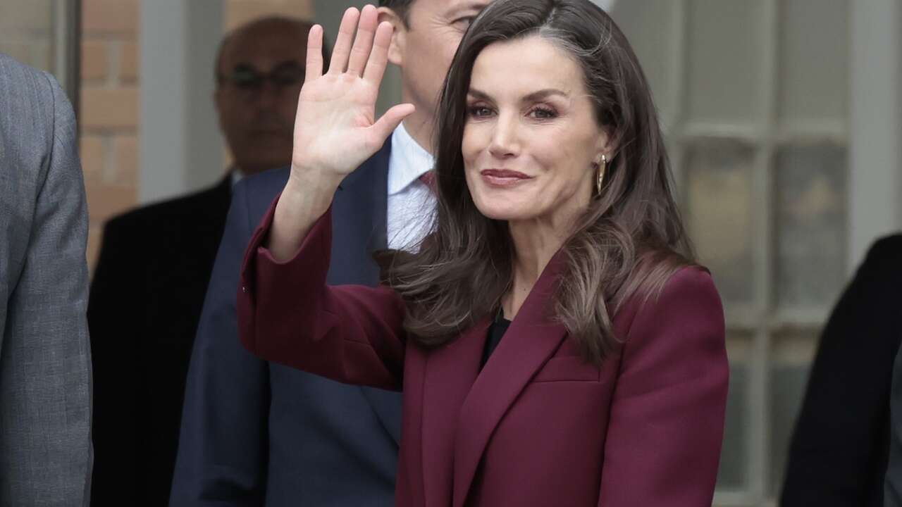 El traje burdeos más tendencia (y moda) de la Reina Letizia en su visita a Toledo