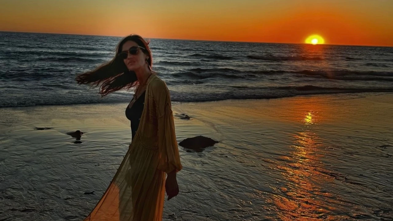 Nos acabamos de enamorar del caftán que Sara Carbonero lleva a la playa y que nosotras vamos a usar para volver a la oficina