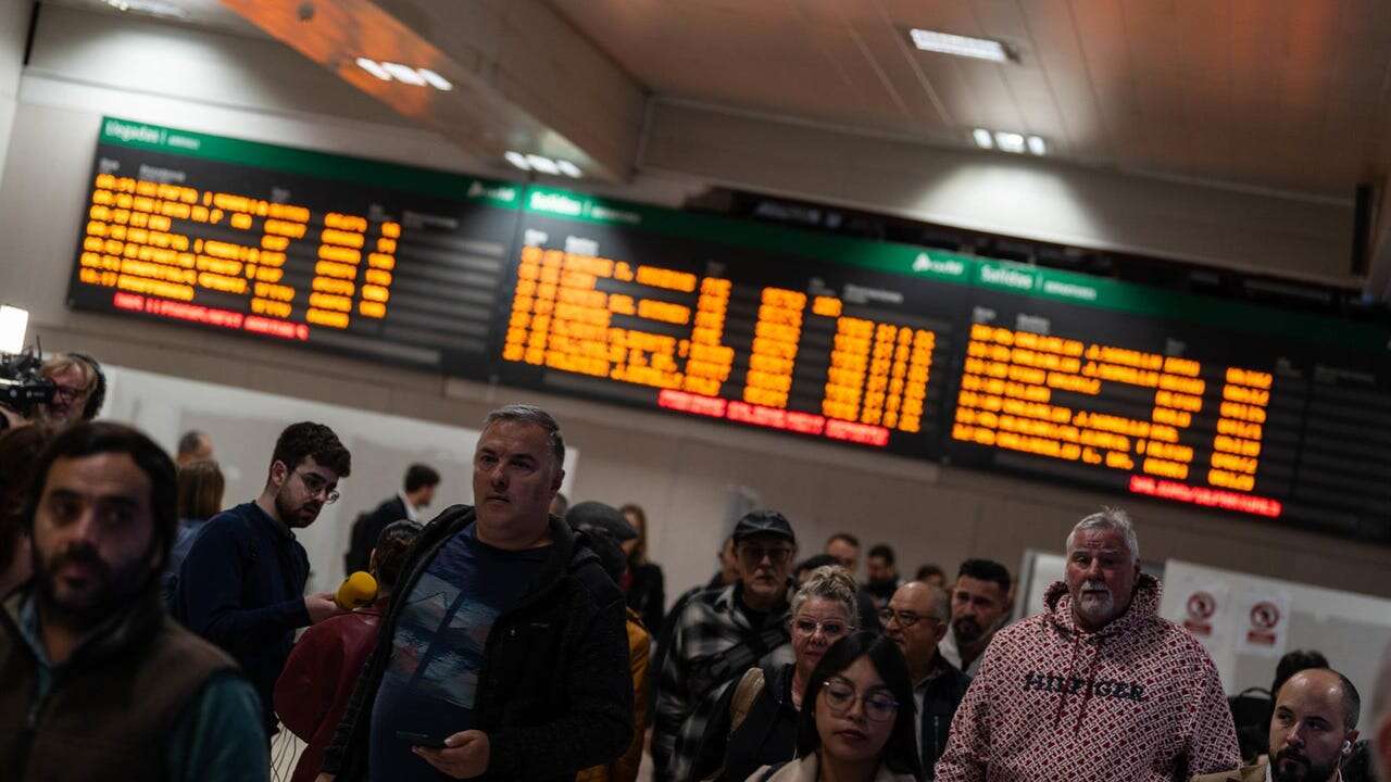 La retirada del tren descarrilado el sábado provocará nuevos cortes del servicio ferroviario el próximo fin de semana