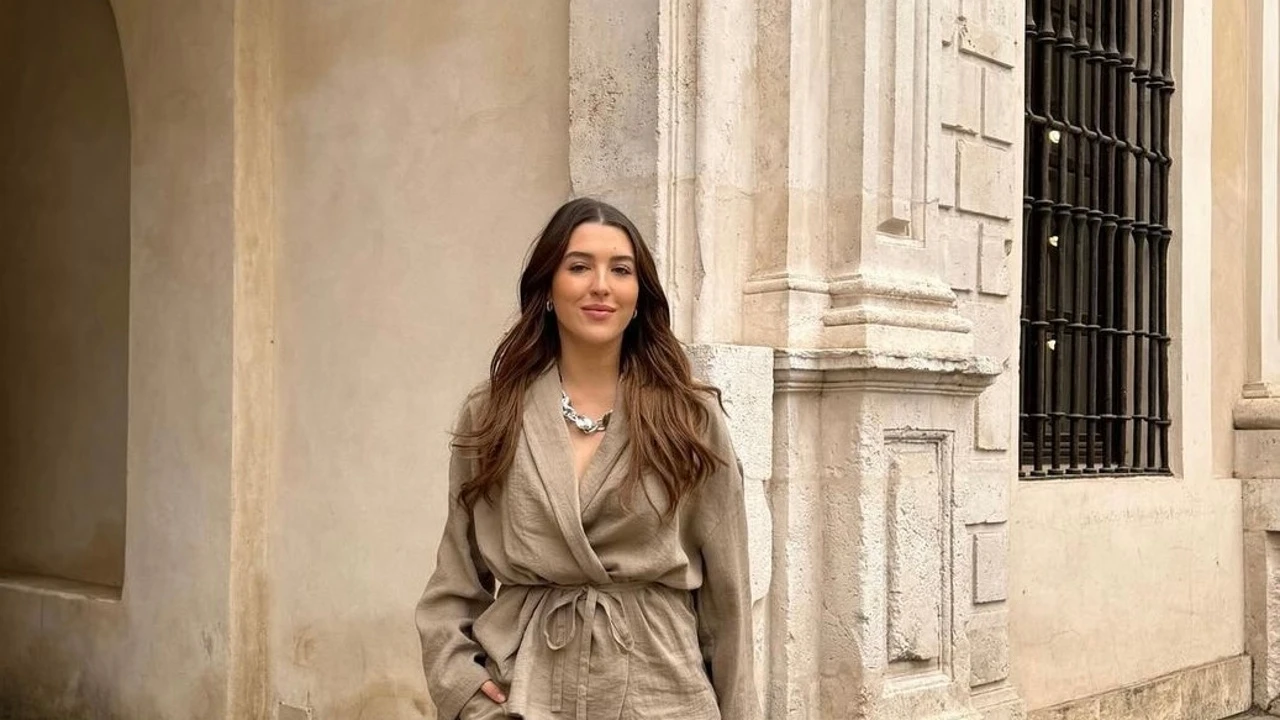Nos caemos rendidas ante el conjunto de Alba Díaz de pantalón y chaqueta cruzada perfecto para el Domingo de Ramos