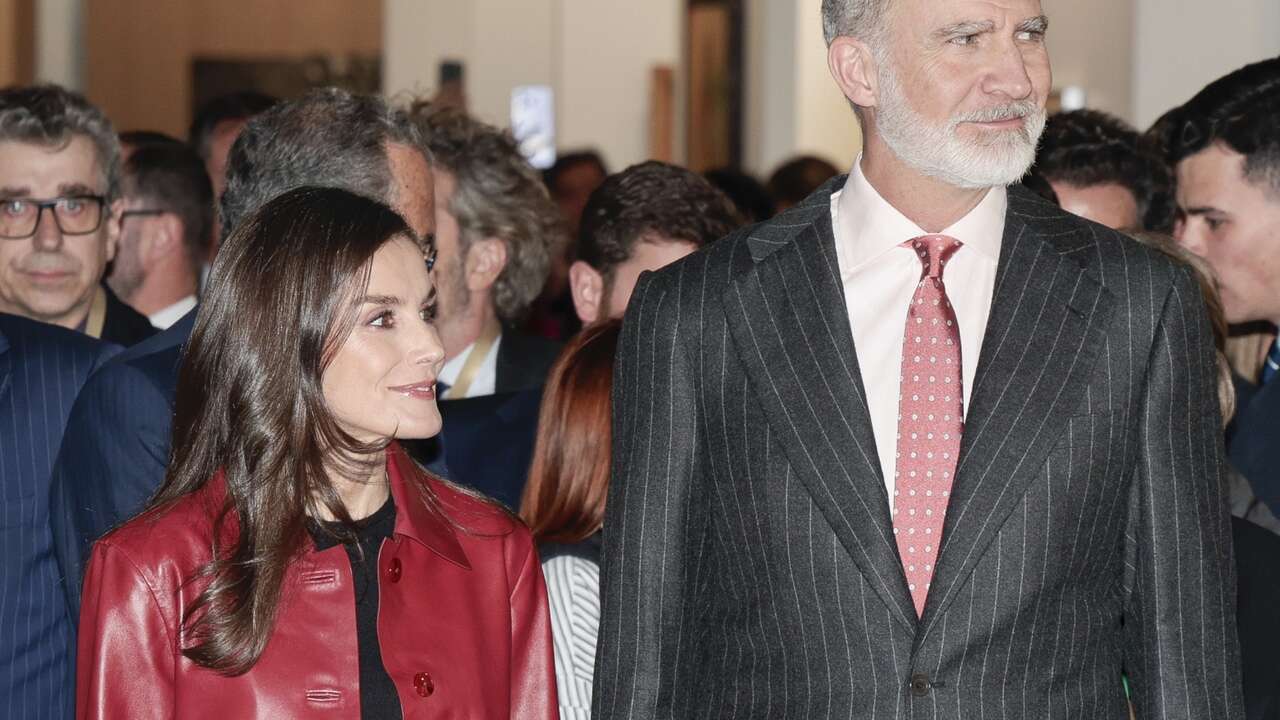 La Reina Letizia acapara todas las miradas con chaqueta de cuero roja en la inauguración de ARCO