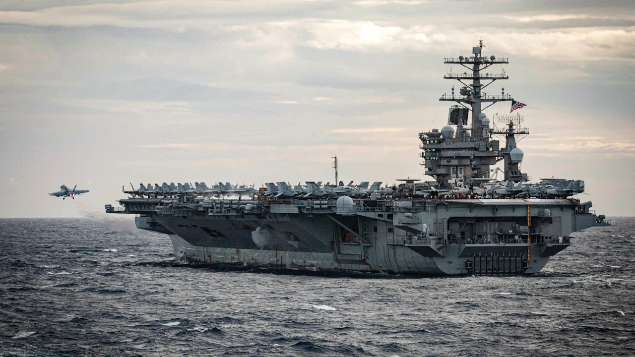 Un F/A-18 cae al mar cuando intentaba aterrizar en el portaaviones USS Harry Truman
