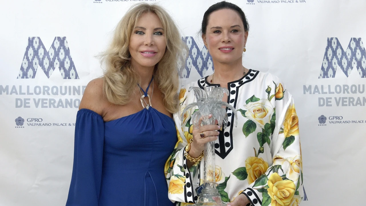 La invitada perfecta de agosto es Norma Duval a sus 68 años en Mallorca con un conjunto que estiliza al máximo
