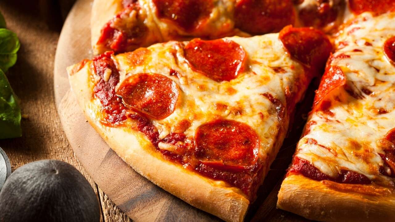 El truco para que la pizza congelada sepa diez veces mejor según un pizzero italiano