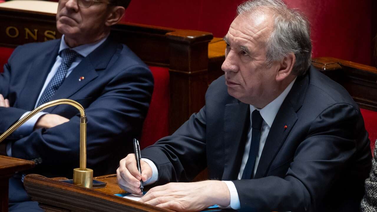 Bayrou sobrevive a su primera prueba de fuego en la Asamblea Nacional