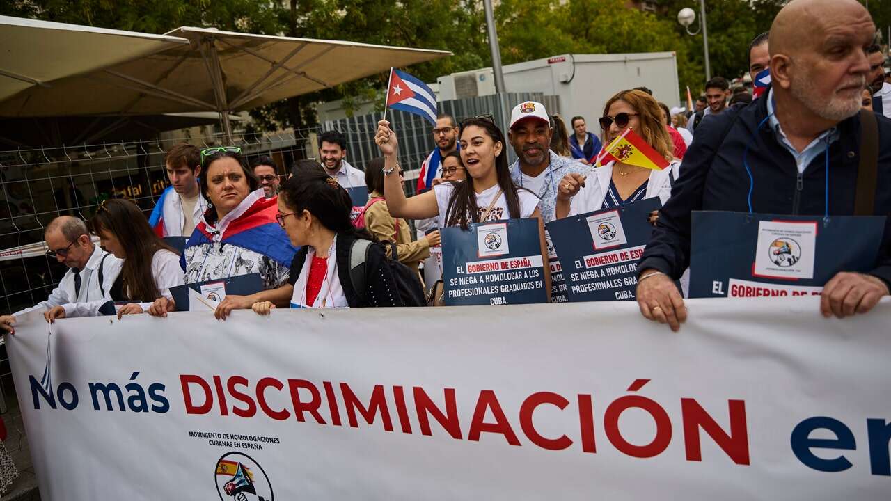 Más de 20.000 sanitarios llevan entre 3 y 6 años en espera de que homologuen su título en España