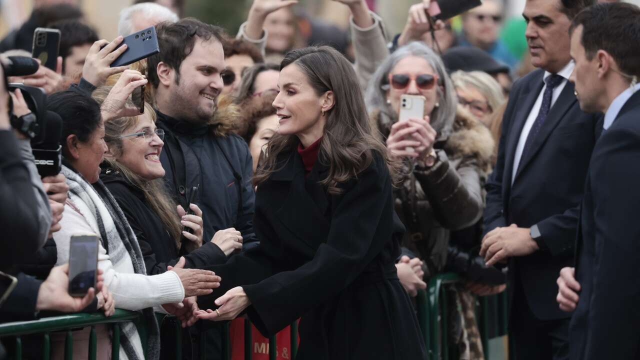 Letizia 'reina' en Tudela con look burdeos y su abrigo de paño favorito para los días más fríos de febrero