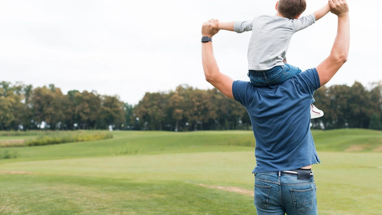 El Gobierno acelera para aprobar el permiso parental remunerado de ocho semanas antes de que le cueste a España 43.000 euros diarios de multa