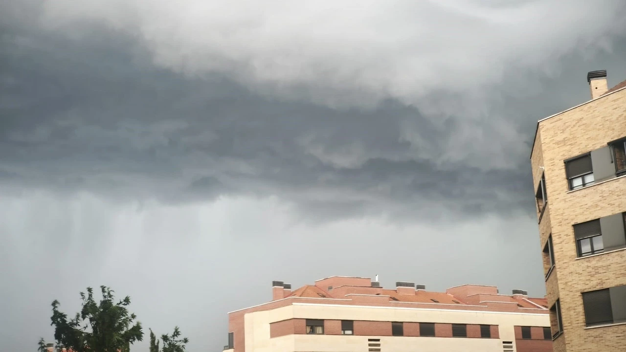 Ocho provincias en alerta por lluvia y calor