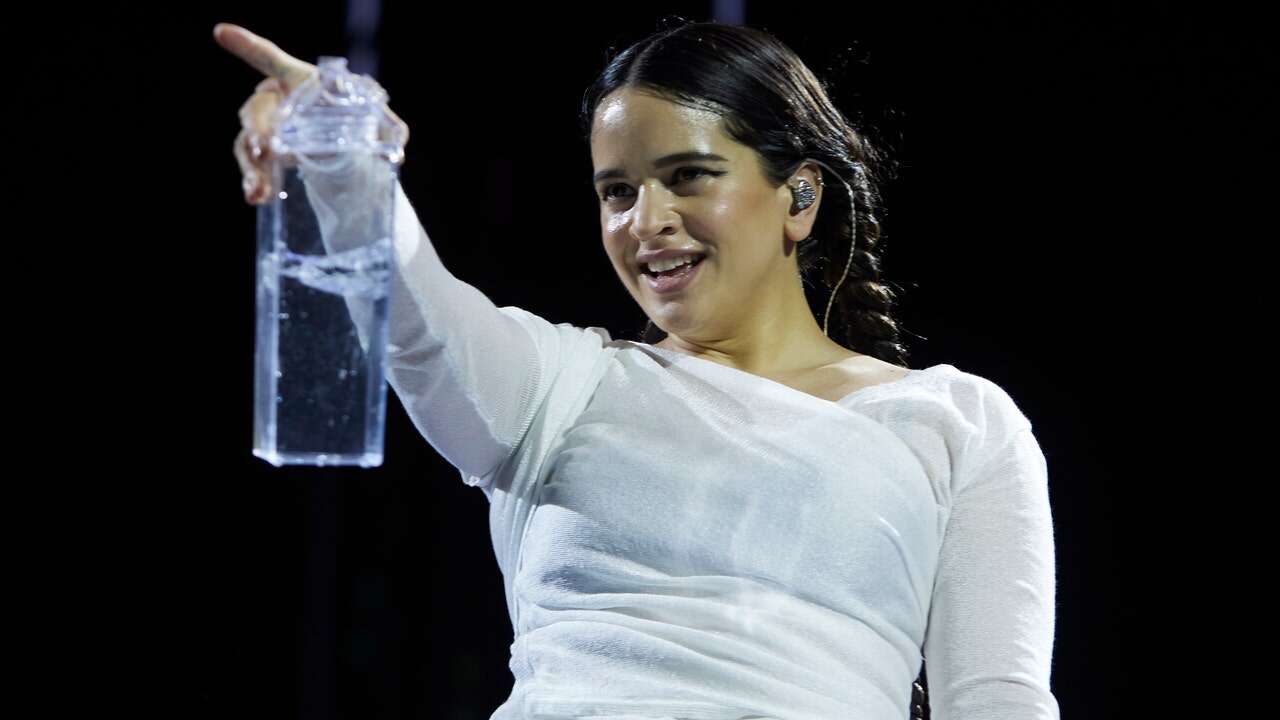 Rosalía revoluciona Beverly Hills con la camisa española de encaje totalmente transparente para una noche de cena