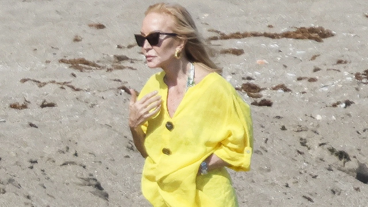 Carmen Lomana inaugura la temporada de baño con el vestido camisero de lino amarillo que todas vamos a querer este verano