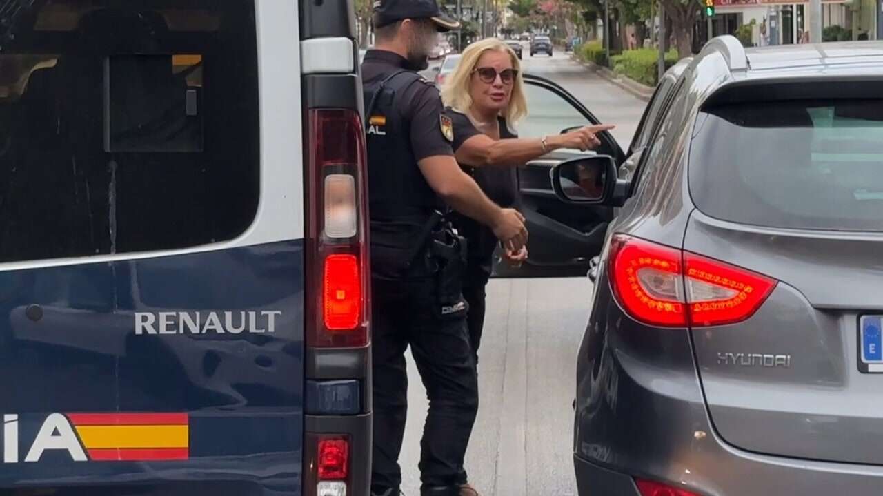 Bárbara Rey, sobrepasada, pide ayuda a la Policía para esquivar a la prensa: así ha sido su último altercado