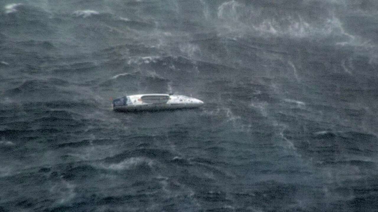 Un buque de la Marina Real australiana rescata un bote que quería cruzar el Pacífico en medio de un ciclón