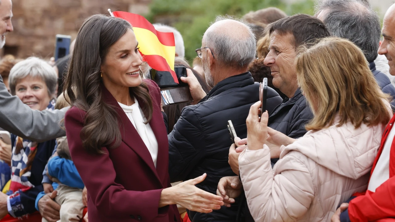 La Reina Letizia recupera su traje burdeos de firma madrileña para visitar el pueblo más antiguo de España