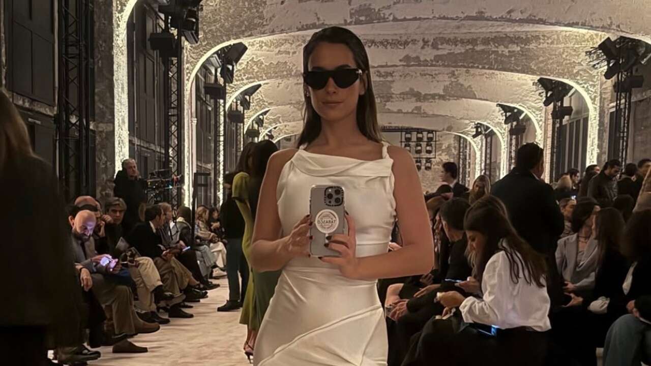 María Pombo se viste de novia moderna en el desfile de Victoria Beckham en París