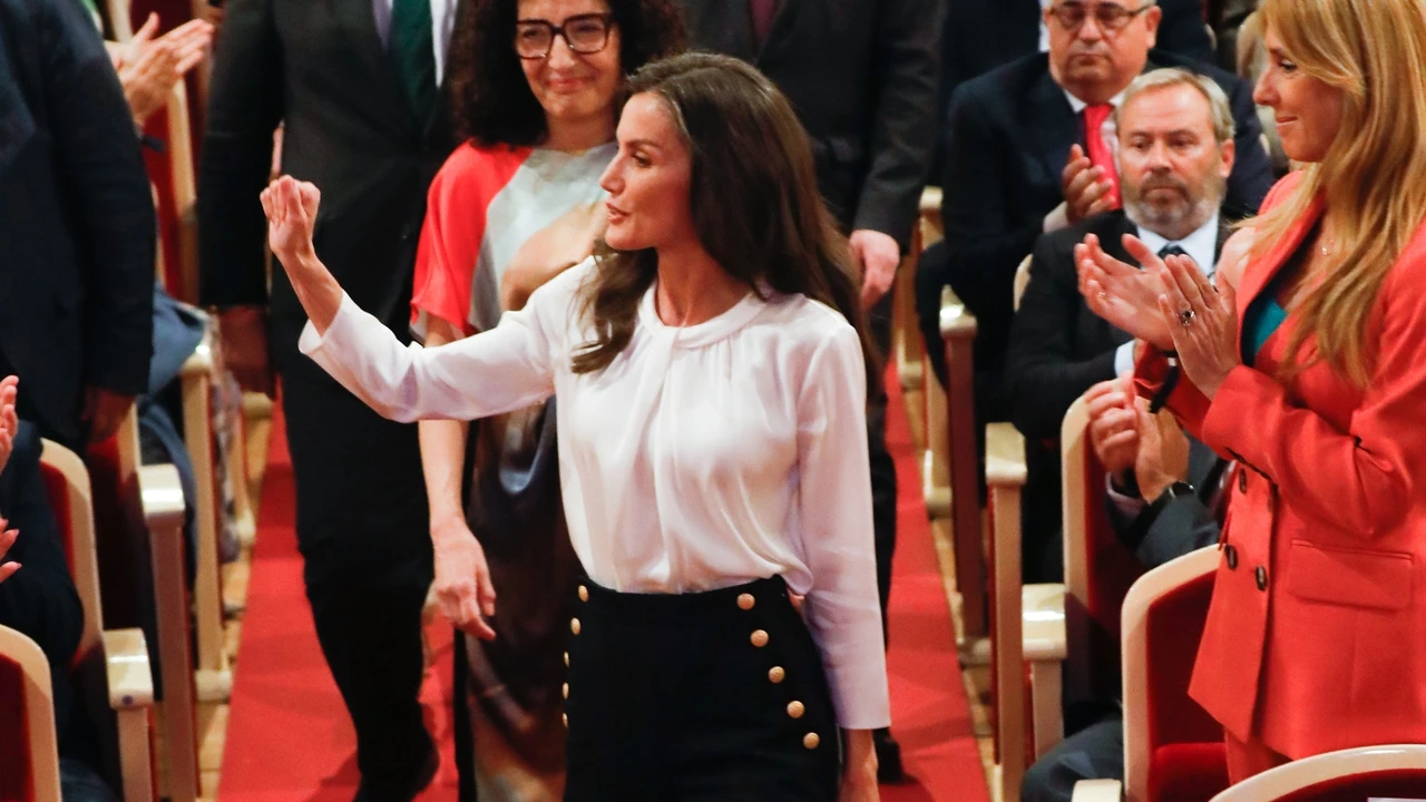 El look más francés (y elegante) de la Reina Letizia con pantalón marinero en su visita a Murcia
