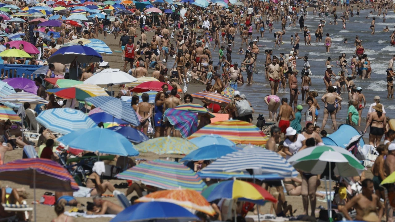 Vacaciones exprés y ajustadas: los españoles recortan su verano a 1,9 semanas con un presupuesto de1.763 euros, 317 euros menos que la media europea