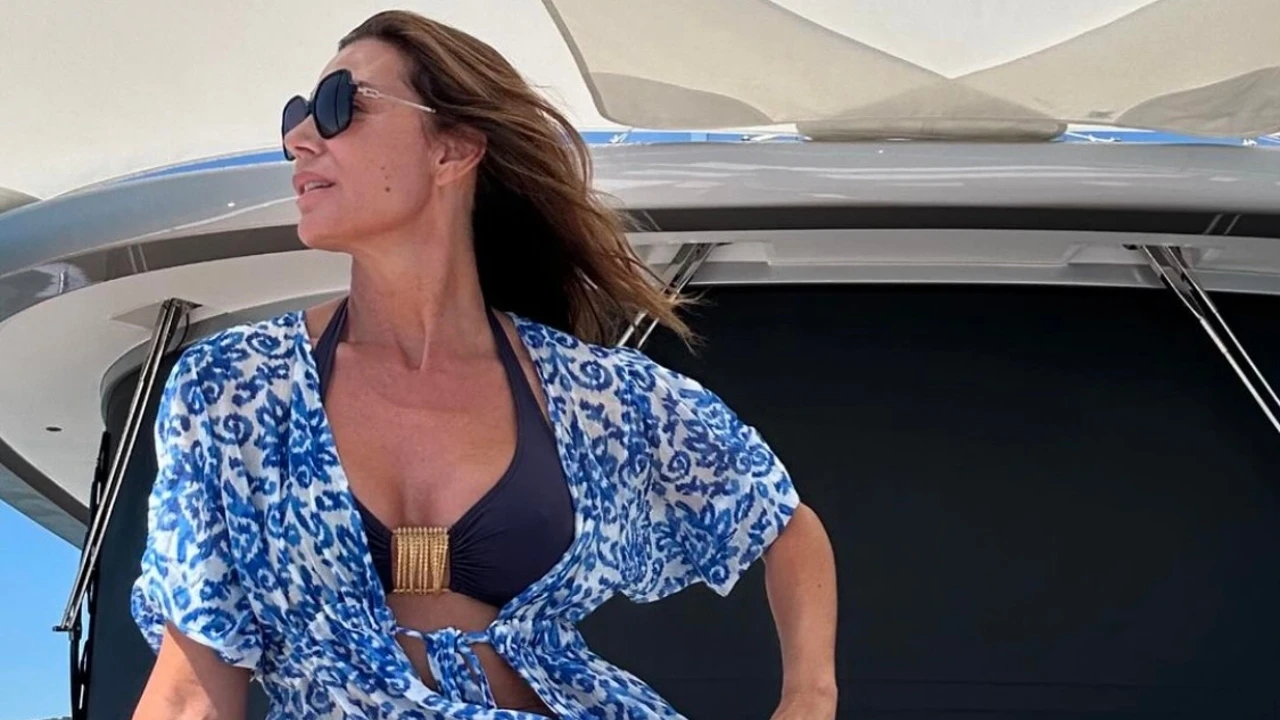 Mar Flores derrocha estilo con vestido estampado y maxi gafas para otro día de relax por la Costa Esmeralda