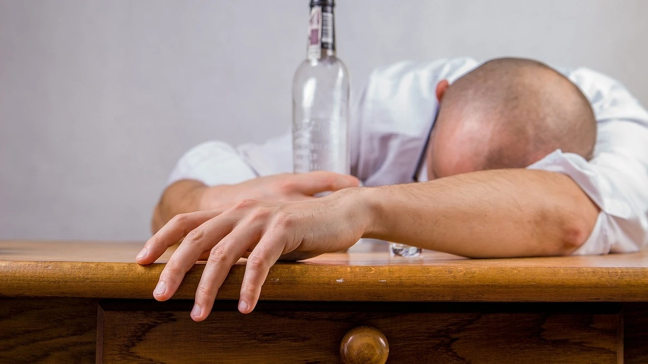 Mueren 13 personas en Kuwait y docenas más sufren problemas de visión por un lote de alcohol contaminado