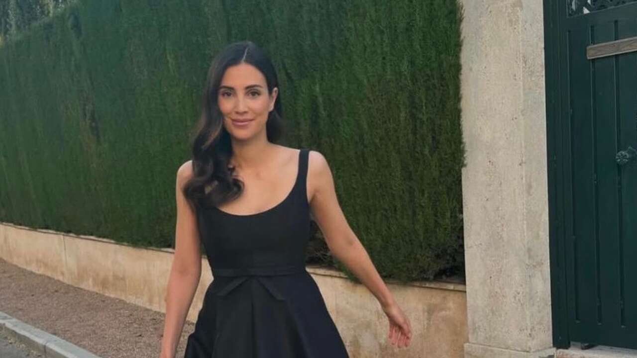 Sassa de Osma derrocha estilo y elegancia con un vestido negro de Dior con sandalias joya de tacón sensato