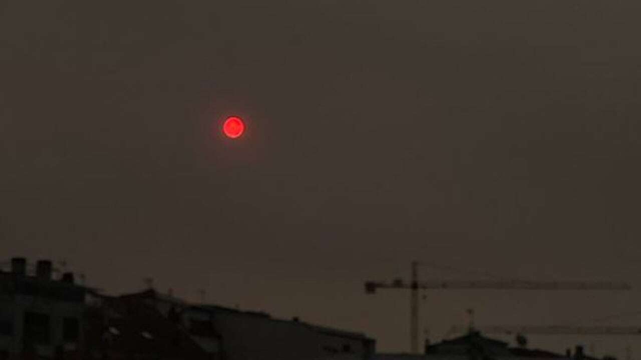 Sol rojo, humo y olor a quemado: el humo de los incendios de Portugal llega a España