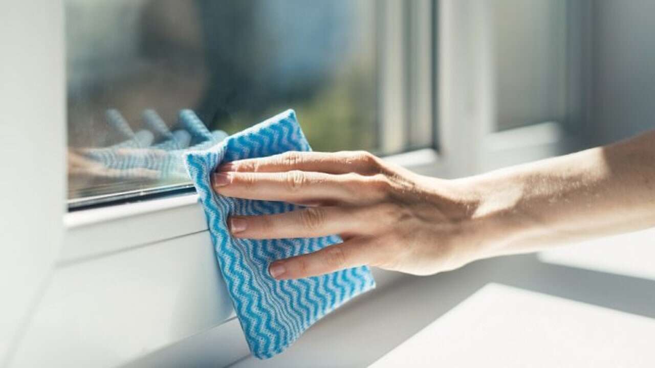 El truco viral para tener las ventanas siempre limpias y sin marcas: solo tienes que agregar esto al agua