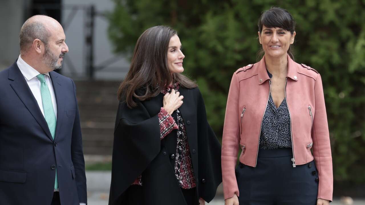 El abrigo capa de la Reina Letizia es el mejor aliado para ir elegante (y abrigadita) en los días más fríos en Madrid